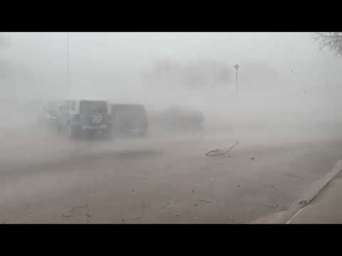 🚨 Extremely strong winds recorded in Lincoln, Nebraska amid reports of Tornado warningh