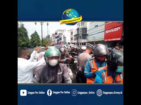 Kabut Asap, Satlantas Poles Lubuk Linggau Bagikan Masker