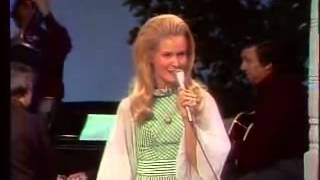 Lynn Anderson - I Beg Your Pardon (I Never Promised You A Rose Garden)