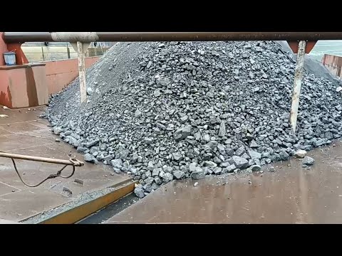 Barge unloading 3000 tons of large ore !  The ore is difficult to move on the conveyor