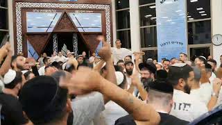 הרב אייל עמרמי - הכל זה השם! | מוצ"ש אמונה | שבועות (הרב אייל עמרמי) - התמונה מוצגת ישירות מתוך אתר האינטרנט יוטיוב. זכויות היוצרים בתמונה שייכות ליוצרה. קישור קרדיט למקור התוכן נמצא בתוך דף הסרטון