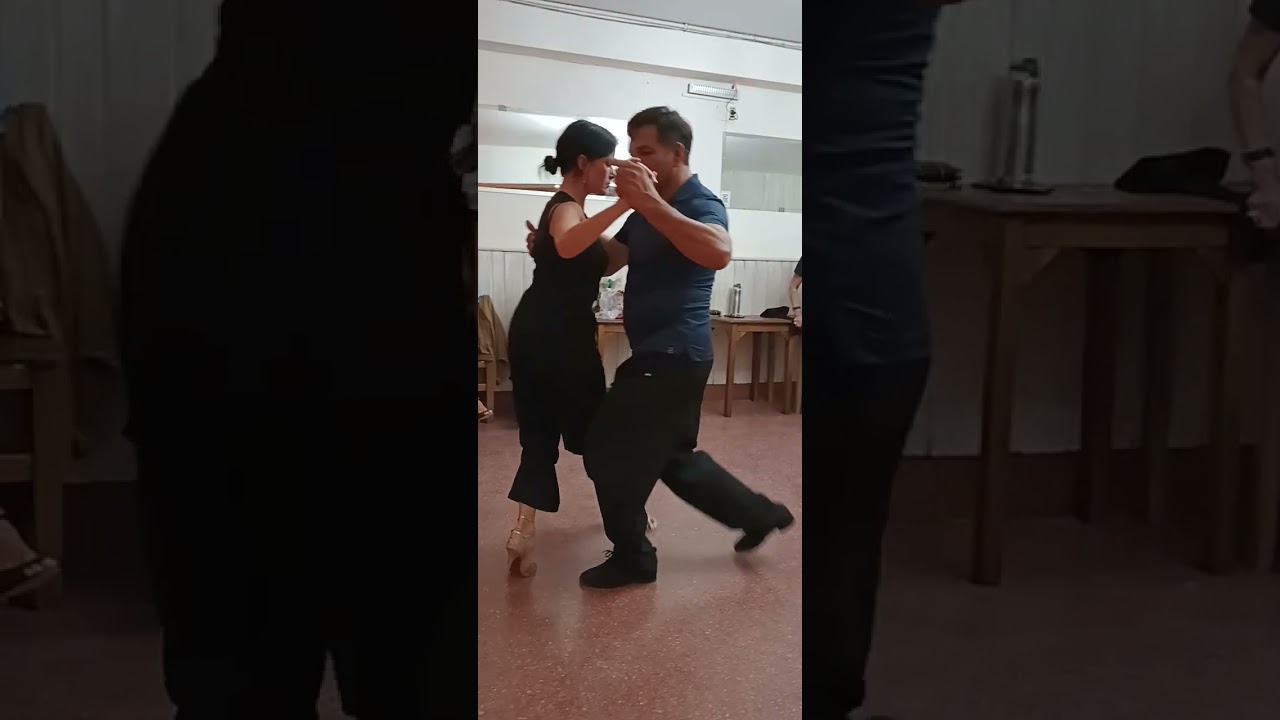 Bailan María Ceva y Francisco Forquera luego de clases en Friulana Tango