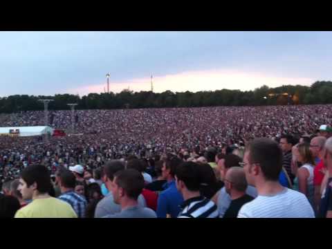 FOO FIGHTERS Milton Keynes Bowl 3rd july 2011 - HUGE CROWD !!