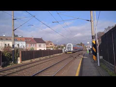 Os 6912 Směr Praha 471 022 a R 612 Krůšnohor s banánem 151 023 ve stanici Lovosice město