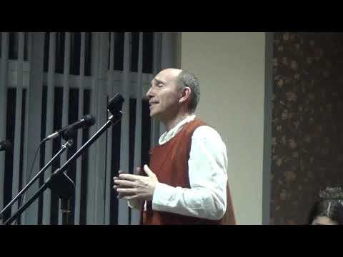 Branimir Stošić Kace peva splet vranjskih pesama na Danima škole u gimnaziji u Vranju.