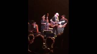 Willie Nelson - Live Boston , willie throws his bandana into the crowd! 2015 Pavelion