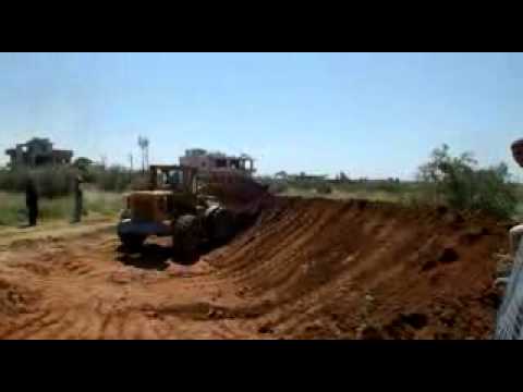 كتيبة الشهيد أحمد العمر تقوم بقطع الاتستراد الدولي دمشق - درعا بسواتر ترابية