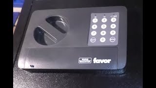 Siłowe otwarcie taniego sejfu - Burg Wachter Favor S5E - kontra punktak i młotek.