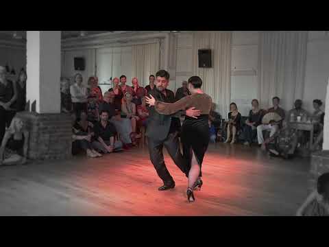 Ariadna y Fernando 3/4 – 2022/05 – el abrazo Hamburg – La Mariposa