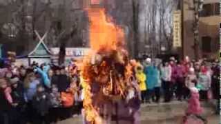 preview picture of video 'Масленица в Азове. 2 марта 2014. Сожжение чучела!'