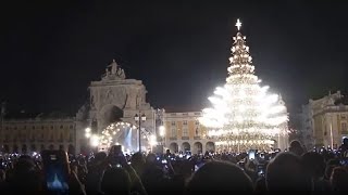 Lissabon läutet die Festzeit mit riesigem Baum und Feuerwerk ein