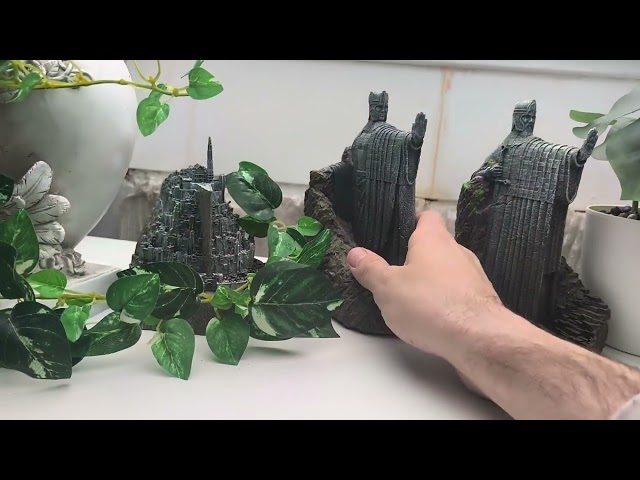 Vídeo relacionado con Grupo Erik El Señor de los Anillos Sujetalibros Argonath, 2 Soporte Libros