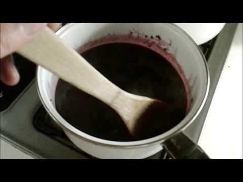 Making blackberry preserves with fewer seeds