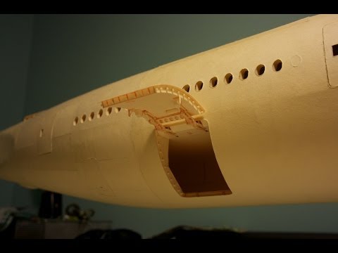 Потрясающая модель Boeing 777, выполненная из картона. Фото.