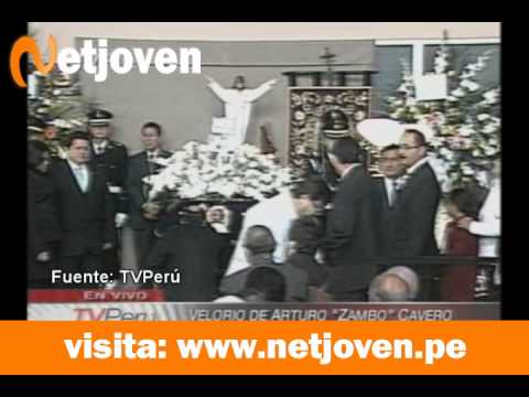 Rubén Blades se arrodilla ante el féretro de Arturo Zambo Cavero