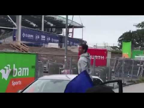 KSC - VfB Stuttgart Derbysieg 2020 (Dirk Carlson feiert mit Fans)