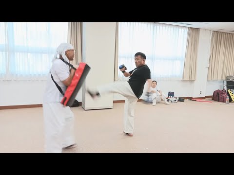 三日月蹴りを狙うも空振るわし…。