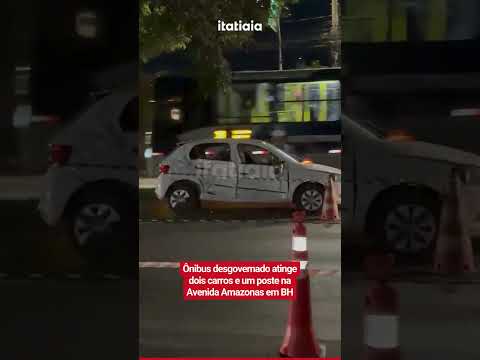 ÔNIBUS DESGOVERNADO ATINGE DOIS CARROS E UM POSTR NA AVENIDA AMAZONAS EM BH