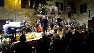 preview picture of video '♫ PERUGIA BIGBAND plays WHIRLYBIRD by Count Basie in Castel Rigone 2014-08-16'