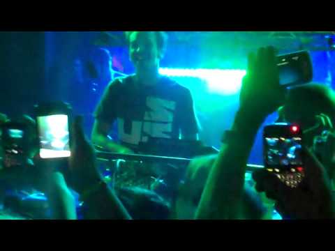 Laidback Luke throwing down By The Way by RHCP @ 910 LIVE (IN HD)