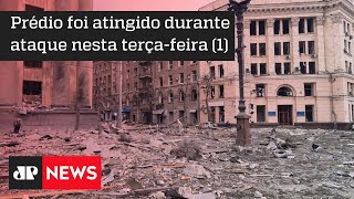 Rússia bombardeia prédio do governo em Kharkiv