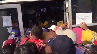 Pengunjung Masuk Berdesakan, Pintu Kaca Asian Store GBK Pecah