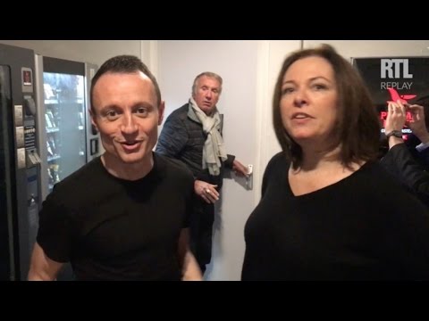 Yves Rénier s'impatiente devant les toilettes de RTL