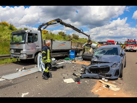 Spektakulärer Crash: Neuwagentransporter kollidiert mit Altmetallhändler