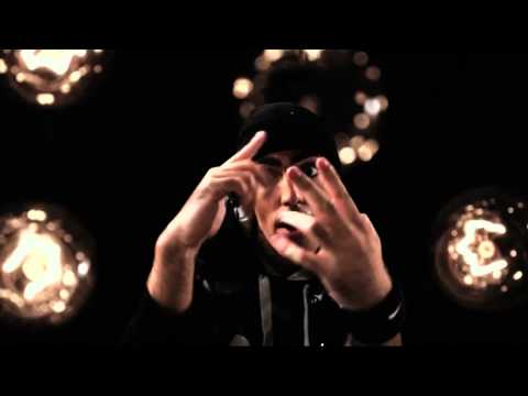 TUS feat. Remis Xantos - ΜΗ ΡΩΤΑΣ ΠΩΣ ΠΕΡΝΑΩ  - Official Video Clip (HQ).mp4