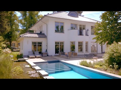 Klassiche Stadtvilla mit Anbauten, Tonnengaube, Runderker und Naturpool von ARGE-HAUS GmbH