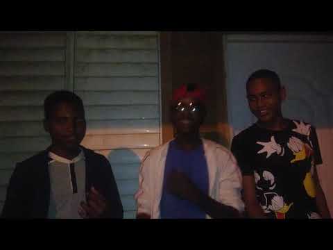 Música El menor de flow RD  y mister king RD  y el negrito RD tengo un bajo A cuánto que no semequid