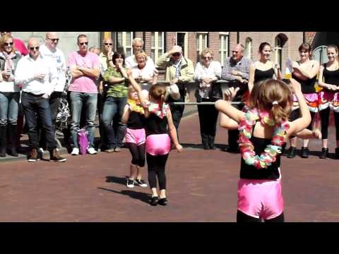 Groep 0 danst Que Si in Alphen tijdens Koninginnedag 2012