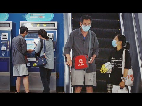 當看到不會乘坐地鐵的老人，大家會怎麼做呢？