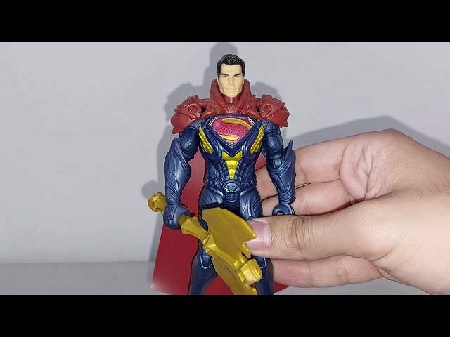Vídeo relacionado con Mattel DC Figura de acción de Superman de 30,48 cm, supertraje clásico Rojo y Azul con Capa de Tela, diseño detallado y 7 Puntos de articulación, JMD69