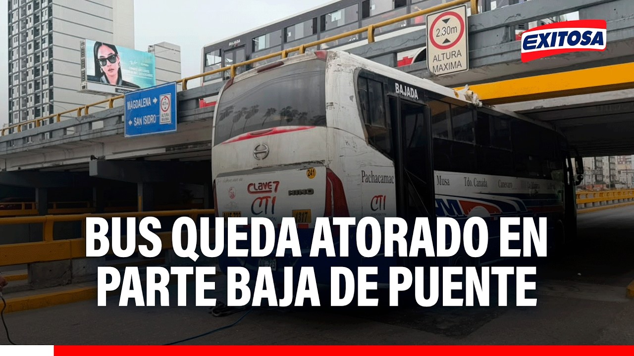 🔴🔵 Bus queda atorado en parte baja de puente en cruce de las avenidas Brasil con La Marina