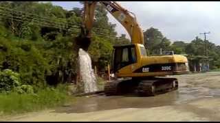 preview picture of video 'Lavando una excavadora'