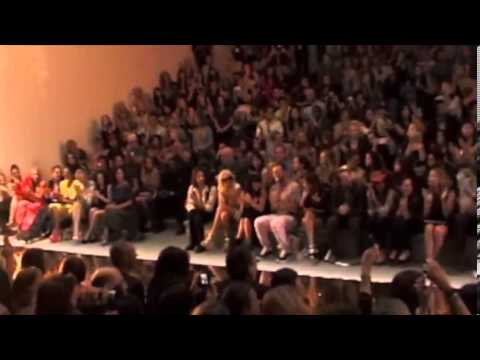 Lindsay Lohan Discussing Fashion - Lindsay Lohan At New York Fashion Week Part 1