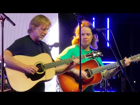 Billy Strings and Trey Anastasio - Back on the Train [Phish cover] - Pier 17 Rooftop NYC