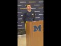 Donovan Edwards asks Roman Wilson questions during today’s media availability 〽️ #GoBlue