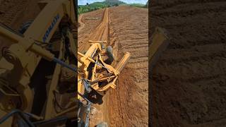 Esse tipo de serviço com a motoniveladora é fundamental. #motoniveladora #komatsu #shorts