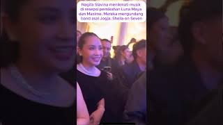 Download lagu Nagita Slavina menikmati musik Sheila on Seven di resepsi pernikahan Luna Maya dan Maxime mp3