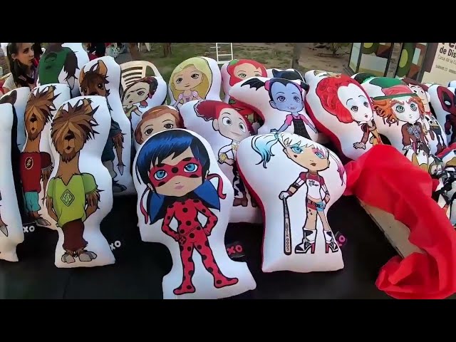 Vídeo relacionado con Cojín Personalizado Fútbol - Diseño Doble Cara con Relleno Incluido - Regalo Original Aficionados del Fútbol - Regalo Camiseta Equipo Fútbol - Apto para Lavadora (Madrid, 40 x 40 cm)