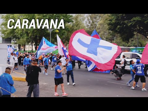 "#LaSangreAzul - Previa y caravana vs Pumas" Barra: La Sangre Azul • Club: Cruz Azul