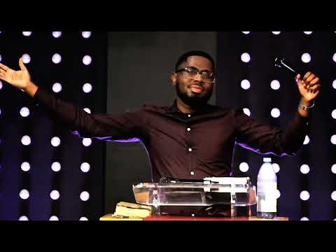 DIGNE EST L'AGNEAU IMMOLÉ QUI SIÈGE SUR LE TRÔNE PERSONNE N'EST COMME LUI