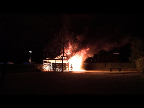 Kraftig brand i skraldeskur på Lundestrædet i Holbæk - 040522