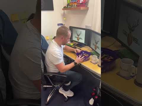 Wispa Gold Hack 👍🏻 #diy #diyhacks #howto #howtotiktok #cadbury #chocolate #dairymilk