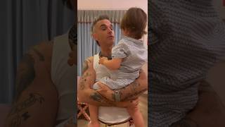 Robbie Williams sings ‘Angels’ with his children 🥺💜 #robbiewilliams #shorts