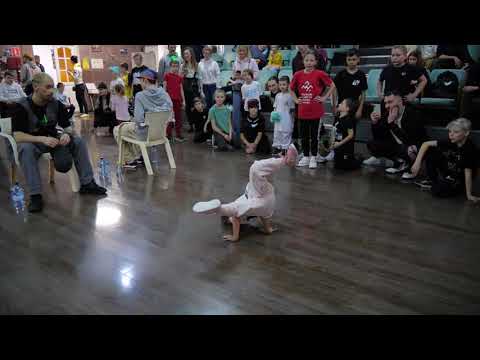 до 1,5 лет bgirl Antibantik vs Red Panda - "ALL OPTION" break dance battle