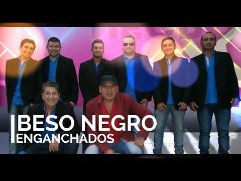 BESO NEGRO  ENGANCHADOS