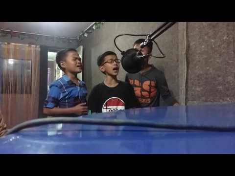 Ratusan ribu orang berdecak kagum Dgn Suara Emas  anak2 ini ( Mac's trio batak)